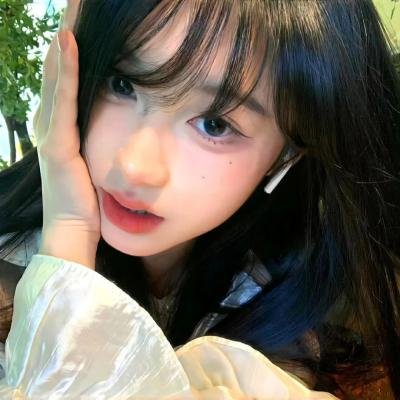戴流苏耳环的少女